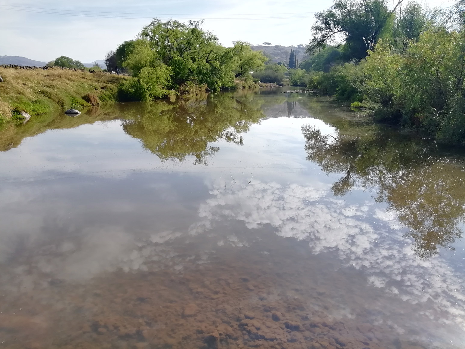 Río de aguas claras