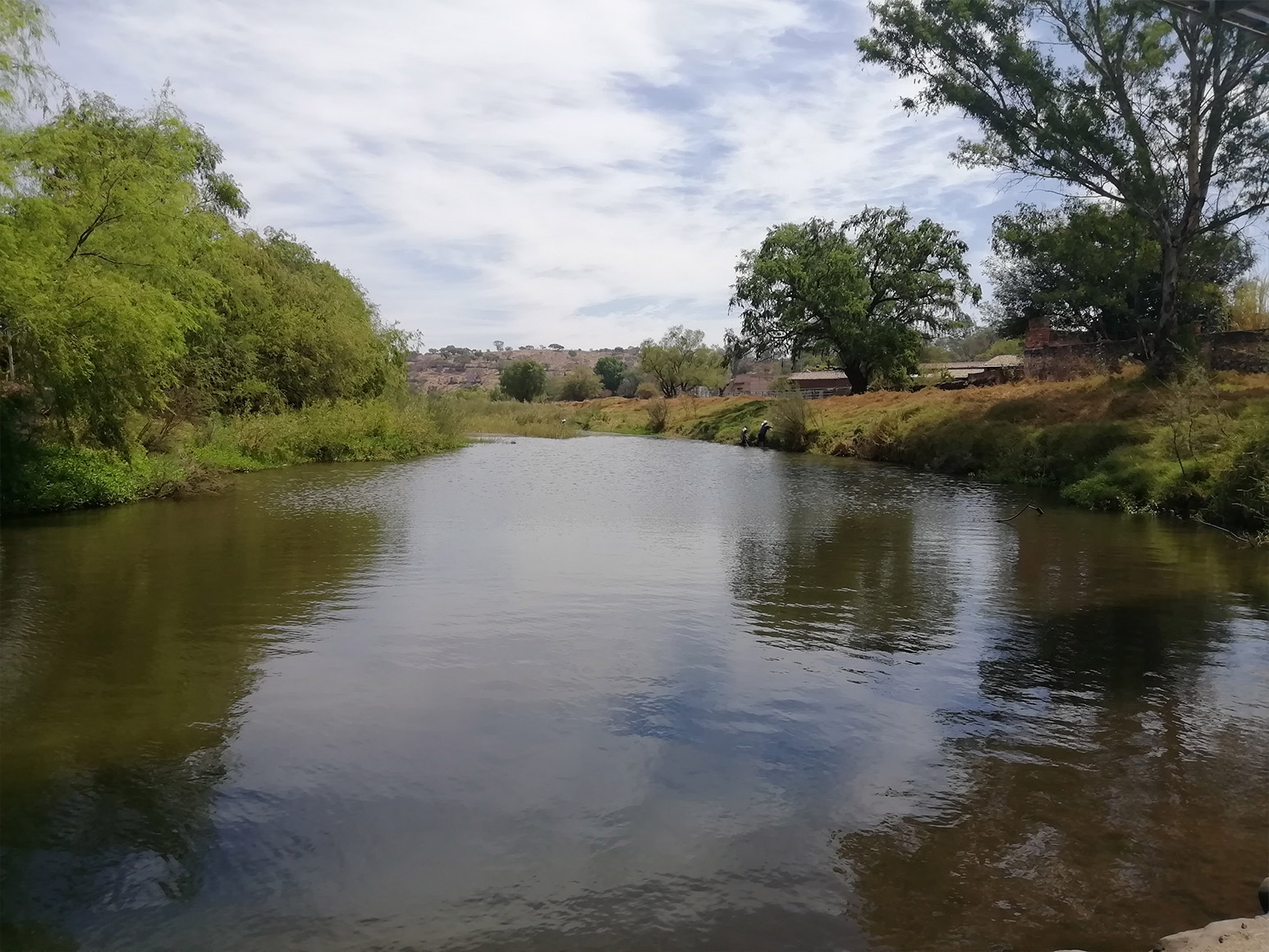 Río en plenitud